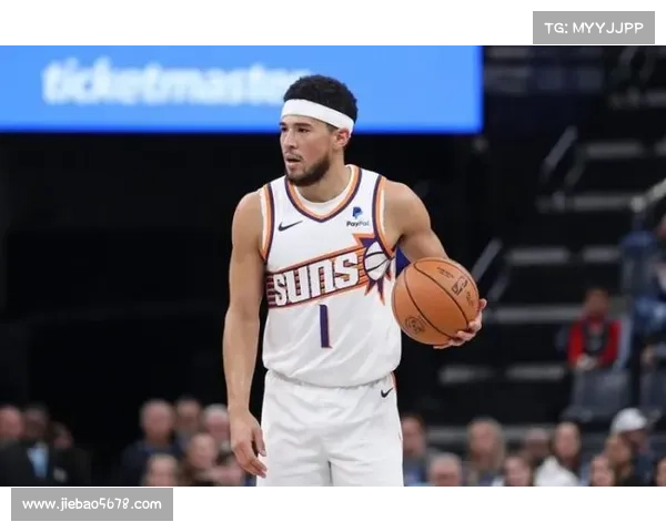 布克在篮球得分大赛中展现非凡技艺 力压群雄夺冠背后的秘密揭秘